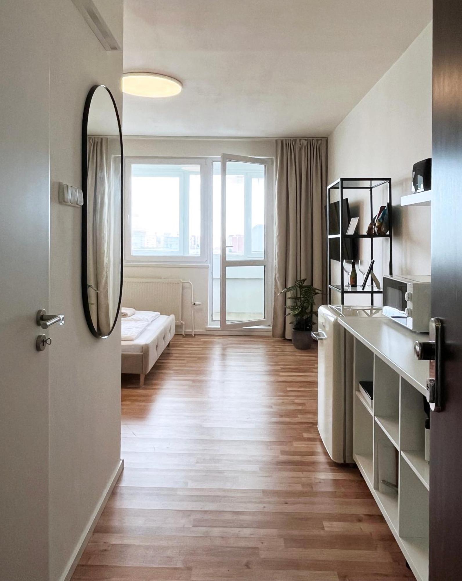 Air-Conditioned Studio, Close To City Centre & Tram Stop Pressburg Exterior foto