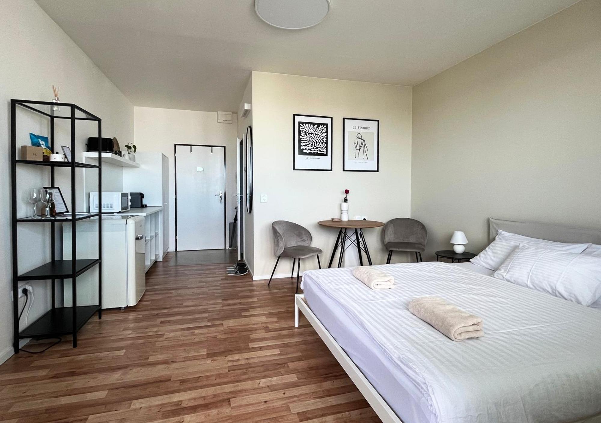 Air-Conditioned Studio, Close To City Centre & Tram Stop Pressburg Exterior foto