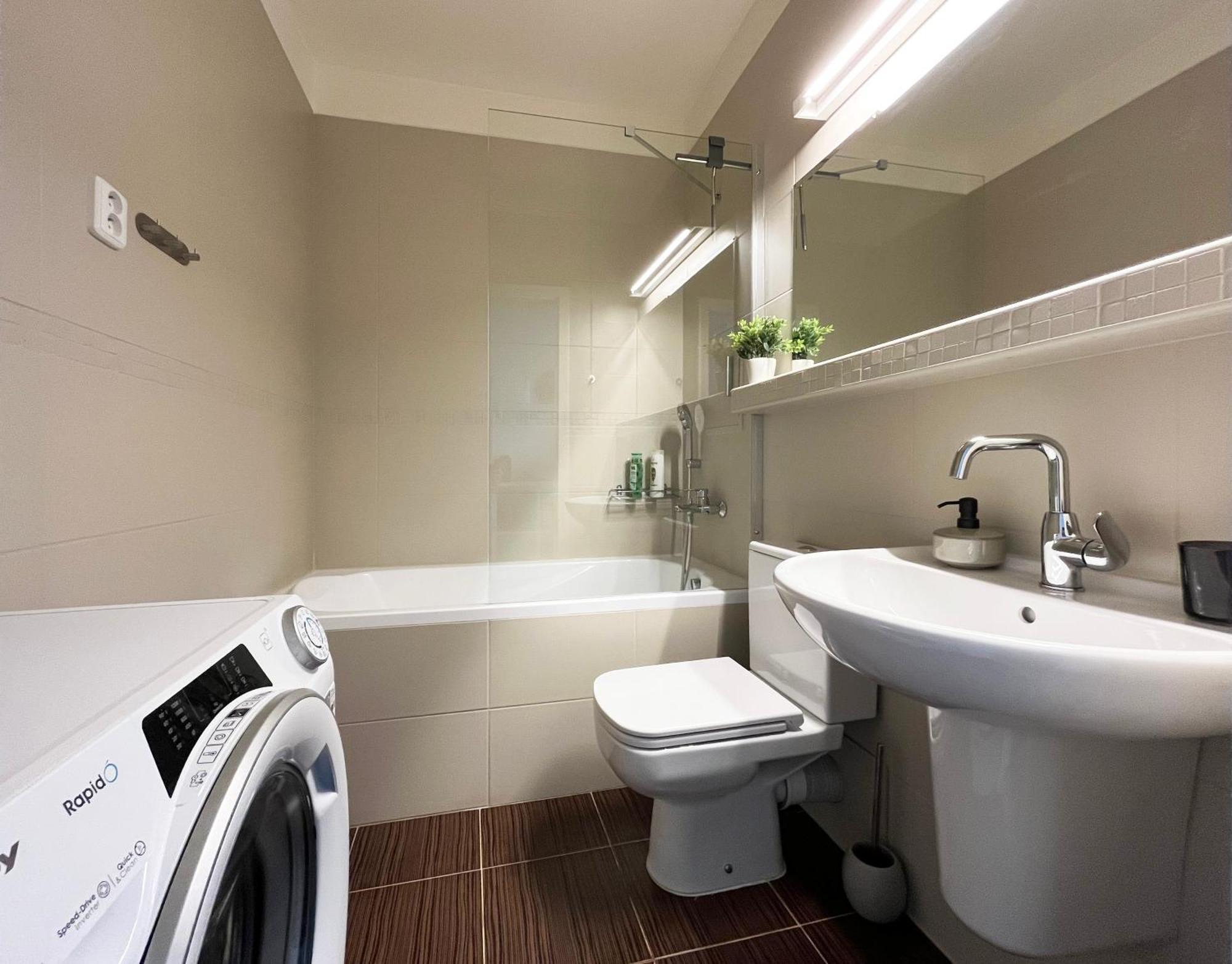 Air-Conditioned Studio, Close To City Centre & Tram Stop Pressburg Exterior foto